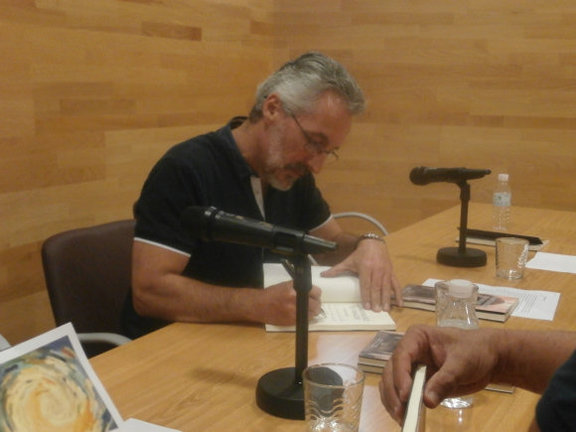Sergio Barce firmando ejemplares